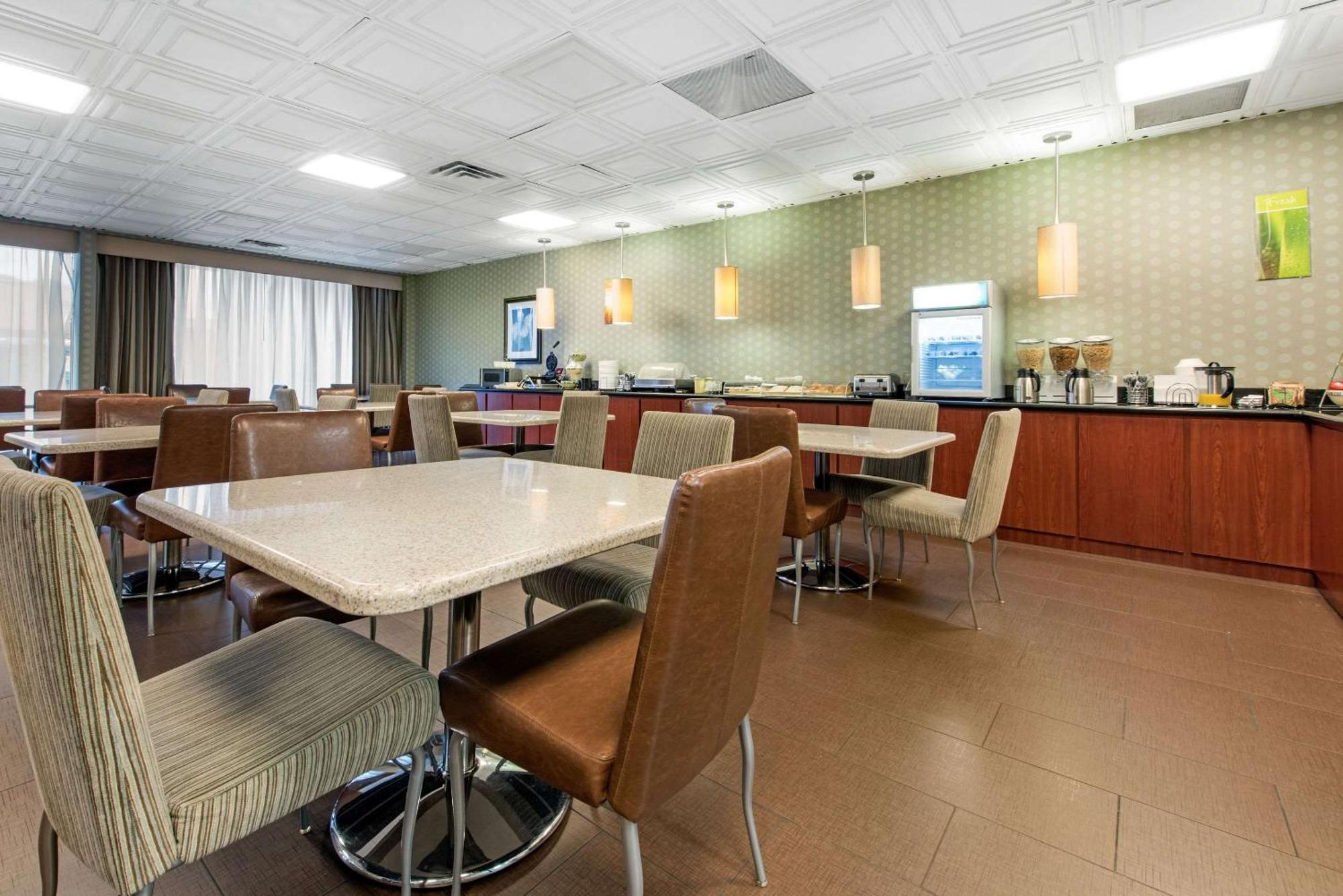 Quality Inn & Suites Charleston - Civic Center Dış mekan fotoğraf