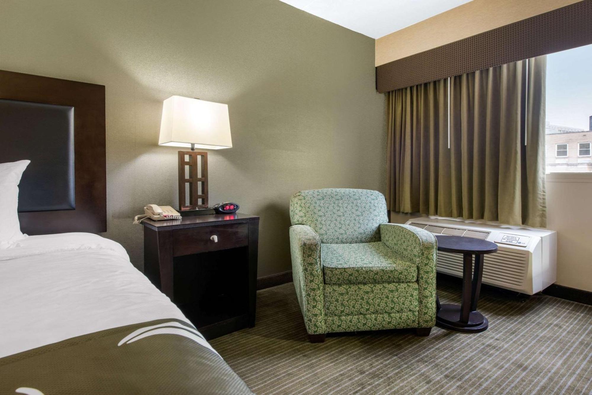 Quality Inn & Suites Charleston - Civic Center Dış mekan fotoğraf